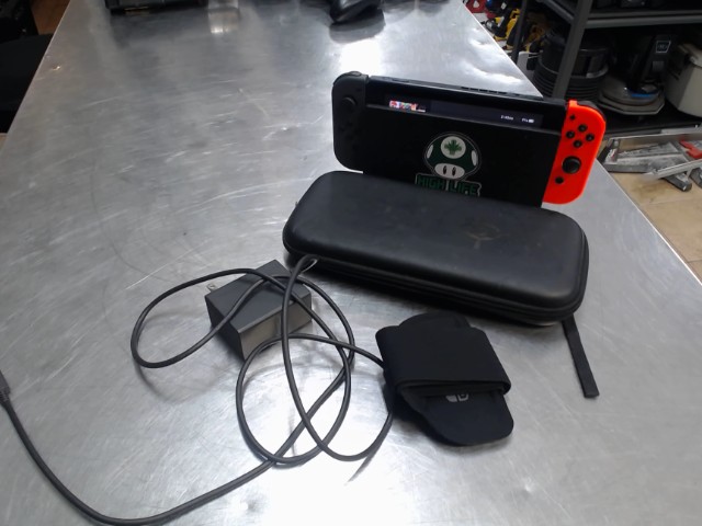 Nintendo switch + dock/chargeur + acc