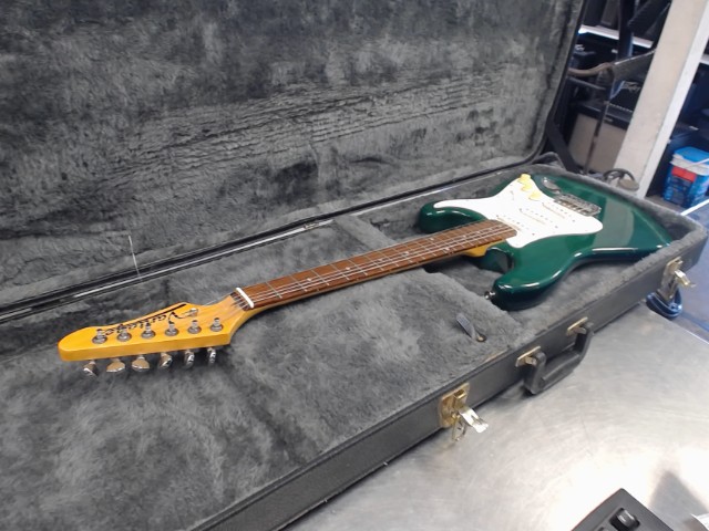 Guitare �lectrique verte dans case