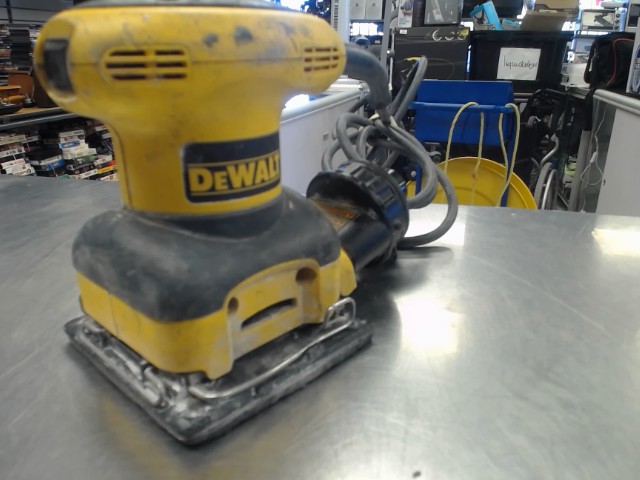 Palm sander dewalt a fil