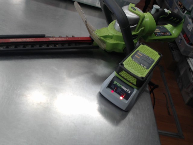 Taille haies a batterie plus chargeur