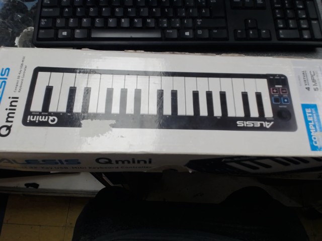 Compact 32 key usb midi keyboard en boit