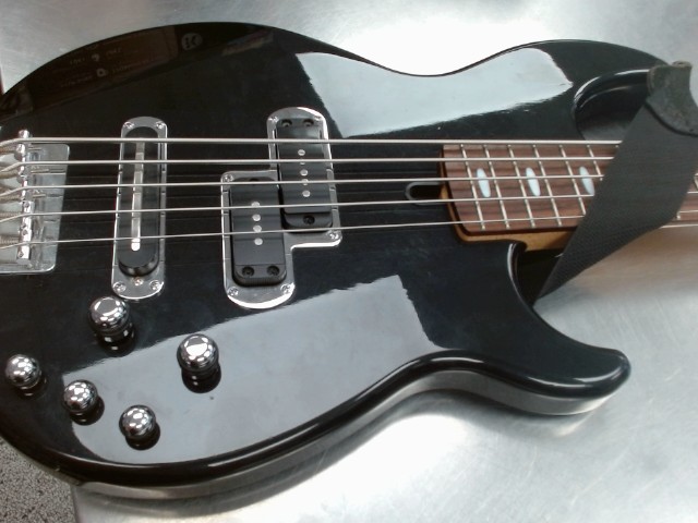 Bass yamaha bb615 noire avec case