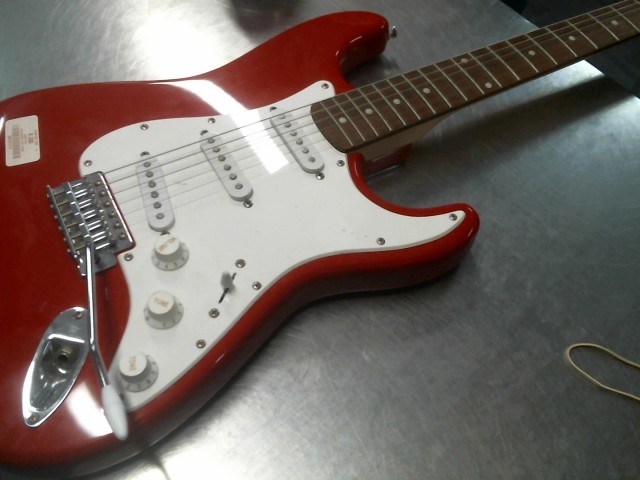 Guitar electrique rouge defectueuse