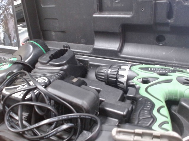 Kit hitachi drill chargeur batt flashlig