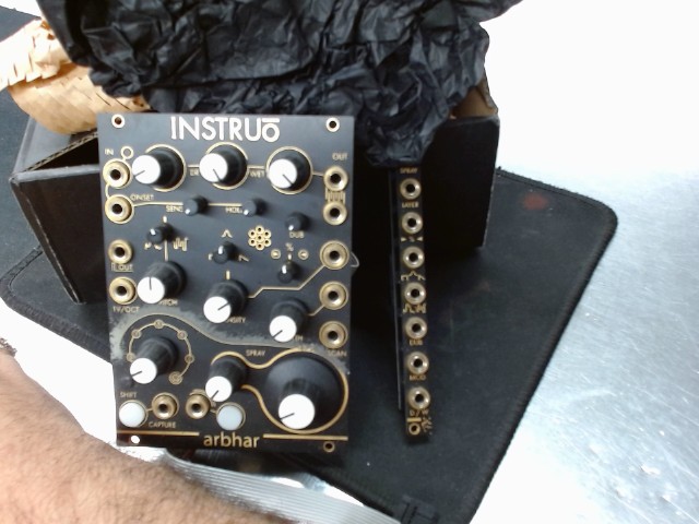 Sythetiseur instruo noir dans boite