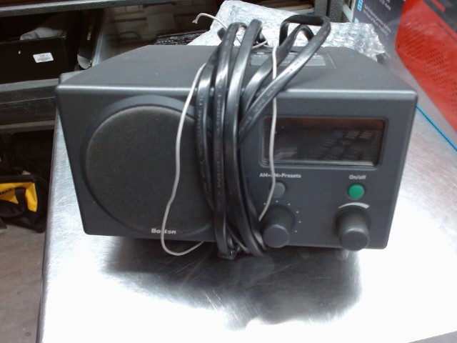 Radio vintage avec fils