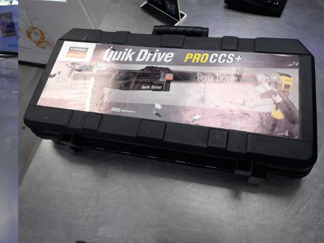 Quik drive simpson strong-tie dans case