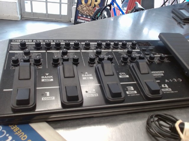 Multieffect pedal boss me90