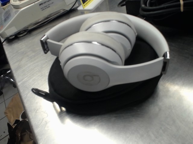Beats solo 3 blanc dans case