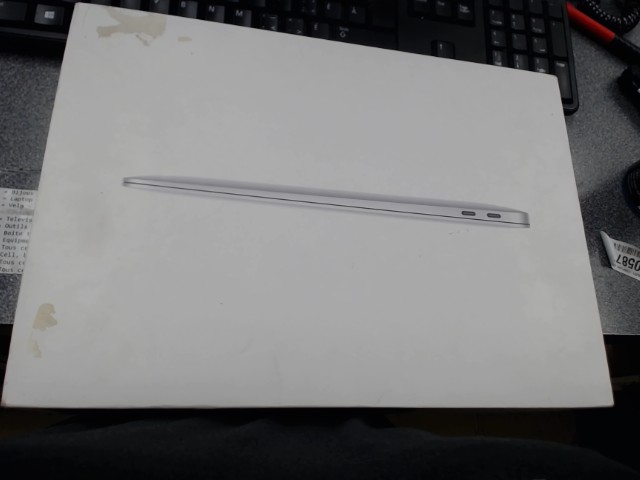 Macbook air w/ box pw-montreal21