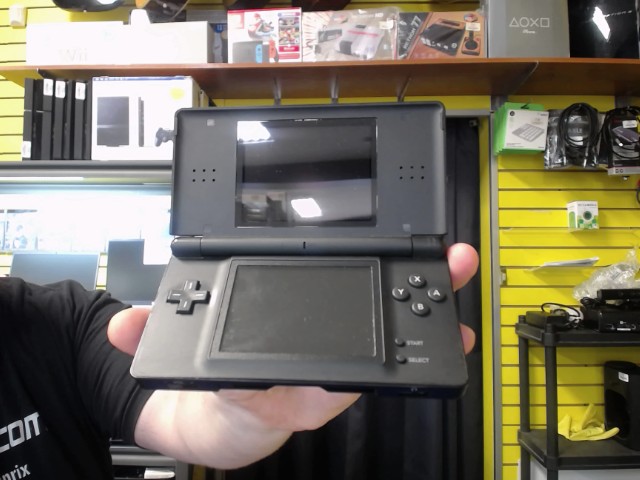 Console noire avec chargeur