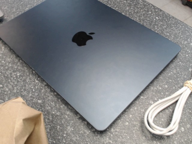 Macbook air m2 2022 8gb 256ssd