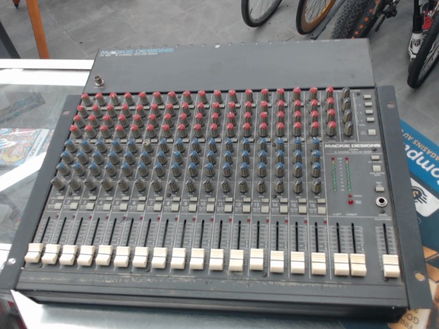 Console de mixage audio analogique