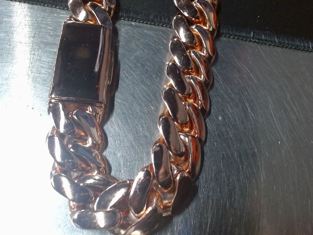 Chaine en metal couleuir rose gold