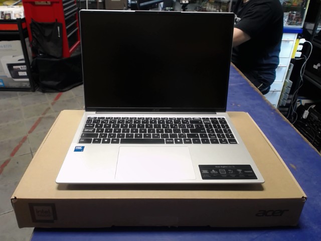 Intel core 5 120u @1.4ghz 16go/1to ssd