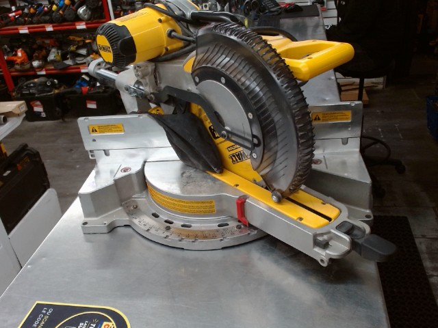 Scie a onglet dewalt dws780