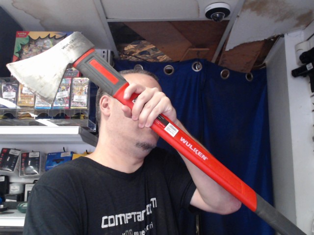 Hache rouge