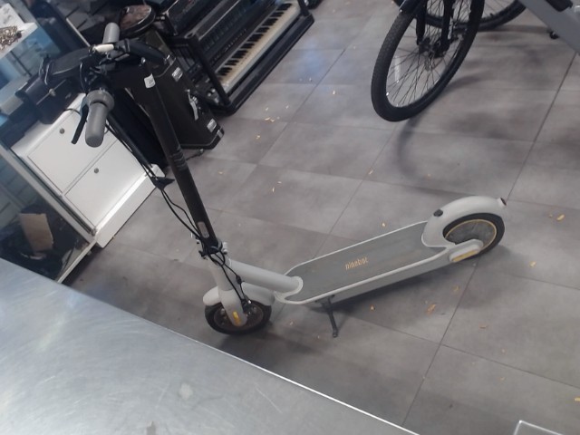 Scooter electrique gris