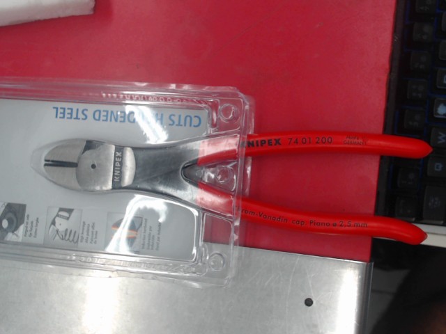 Diagonal cutter