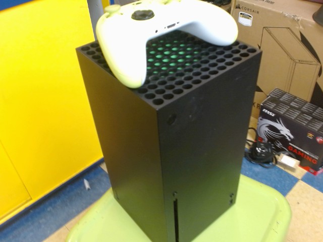 Xbox series x avec une mannette