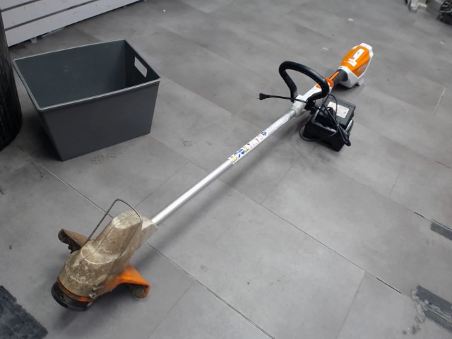 Weed eater+batt ak10+batt ak30+chargeur