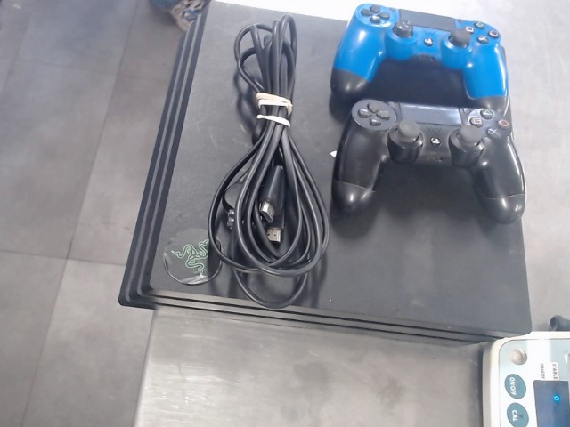 Ps4 pro console avec 2 manettes