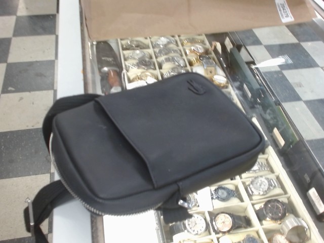 Lacoste pouche noir