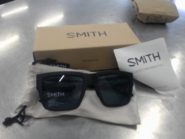 Lunettes de soleil neuf ds boite