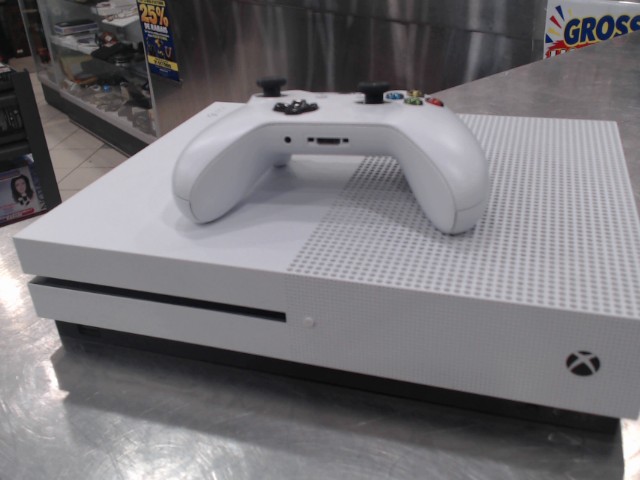 Console avec une manette