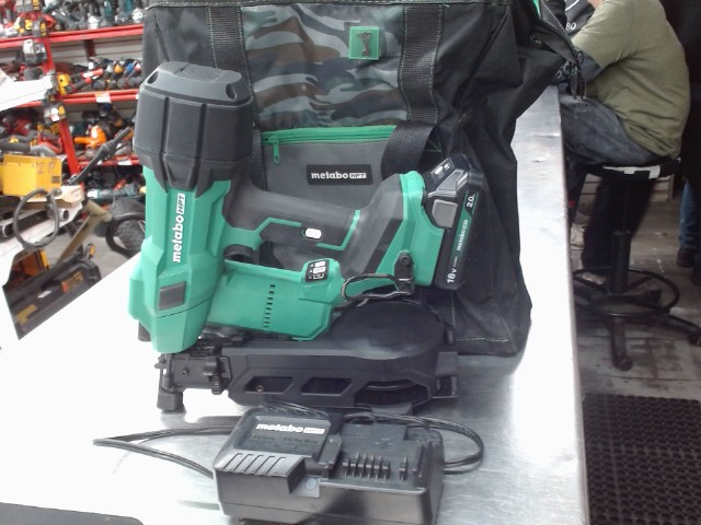 Gun a clou avec chargeur