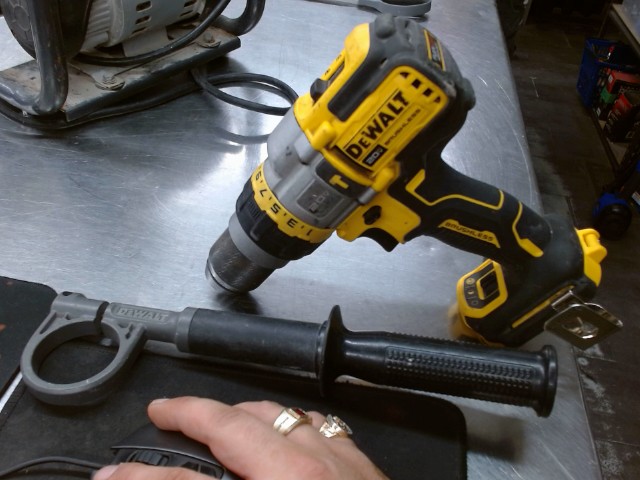 Drill dewalt dcd999