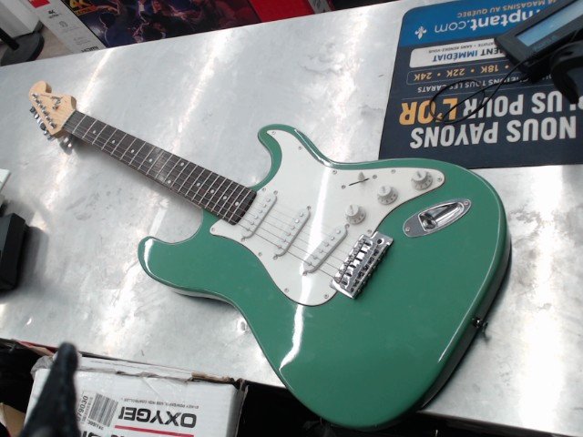 Replique stratocaster verte guard blanc