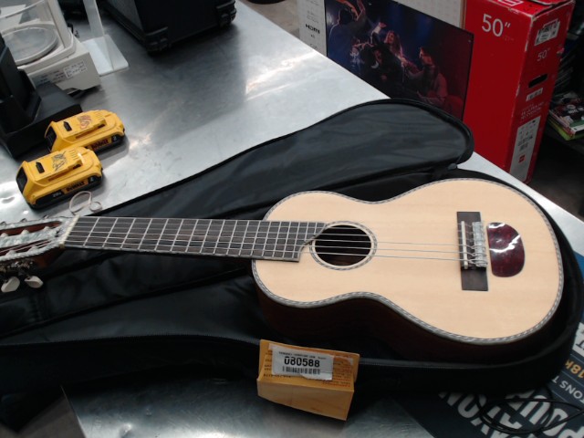 Guitarlele en bos comme neuve case