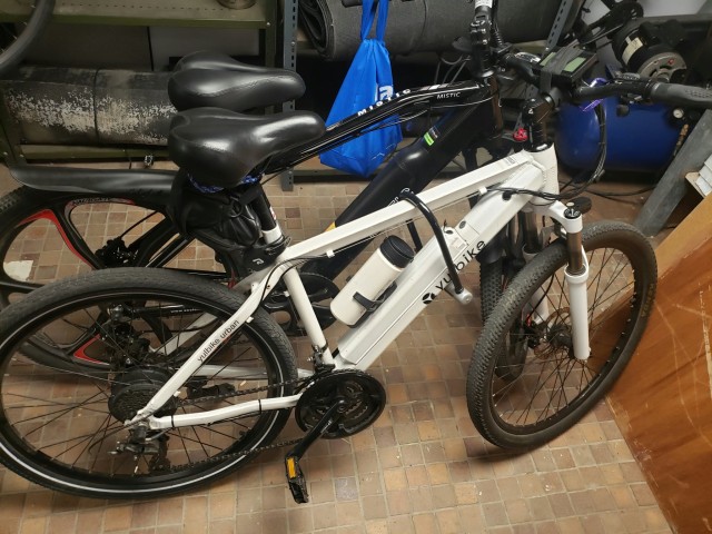 Ebike blanc avec chargeur