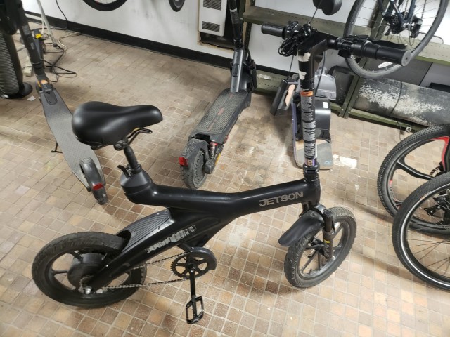 Velo electrique noir pliant avec bat cha