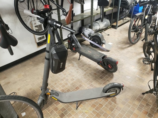 E scooter avec accessoires chargeur