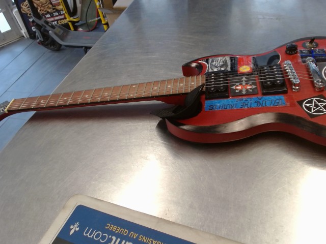 Guitar rouge avec collant av case