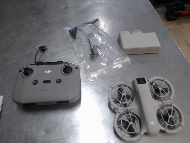 Drone + manette + accessoires