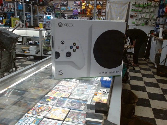 Xbox series s av man et boite