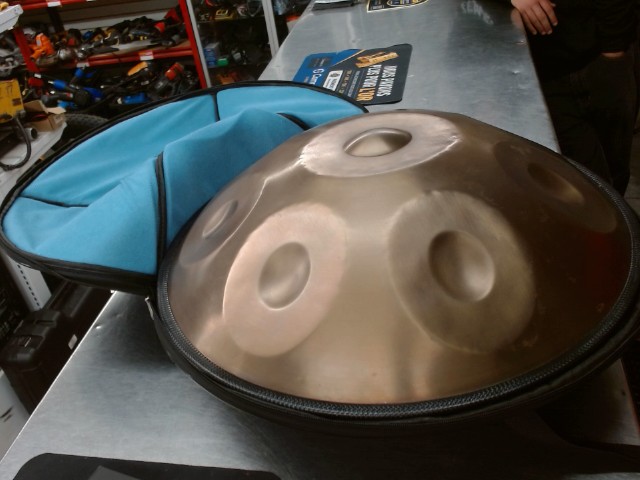 Hand pan dans case