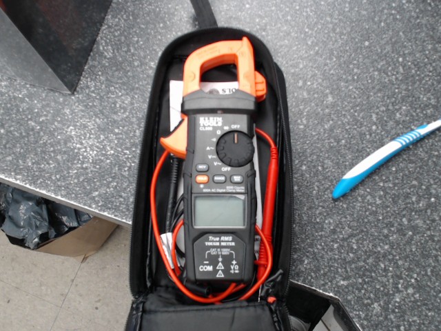 Clamp meter dans pouch