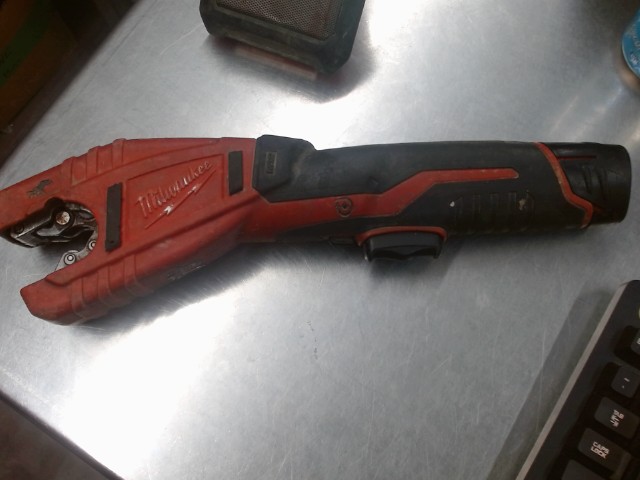 Coupe tuyaux milwaukee avec batterie ch