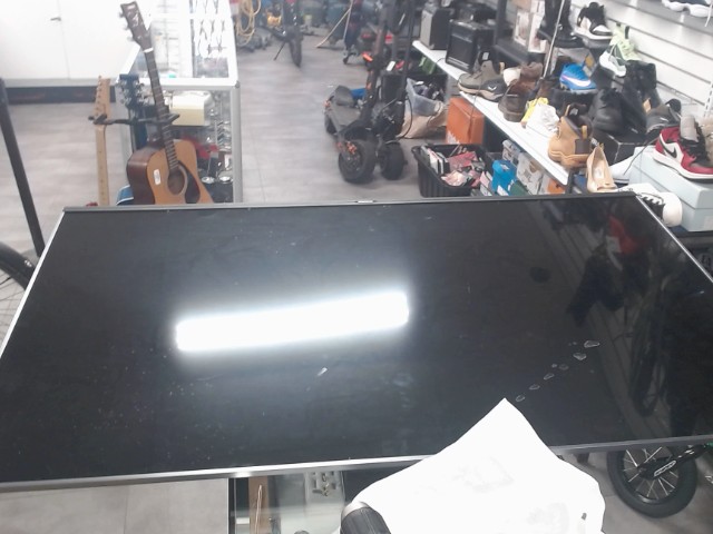 Smart tv avec cable stand et manette