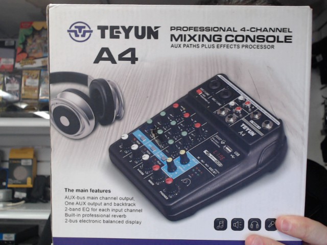 Proffesionnal 4-channel mixing consol