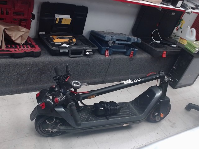 Trotinnete electrique niu 2025 + char