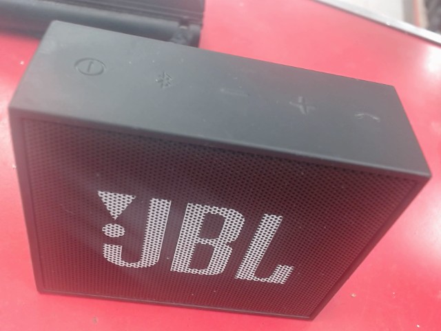 Petit speaker carrer noir sans fil