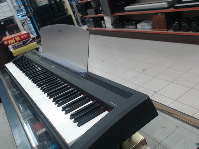 Piano noir dans la caisse avec stand