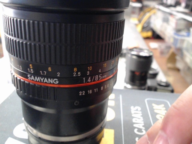 Lentille 1.4/85mm as if umc