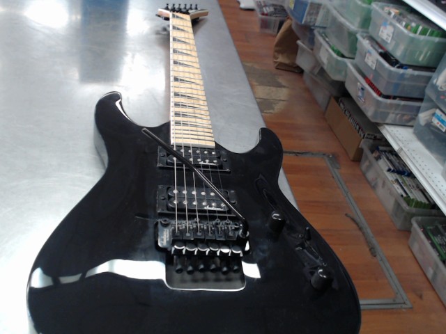 Guitare noire sans etui