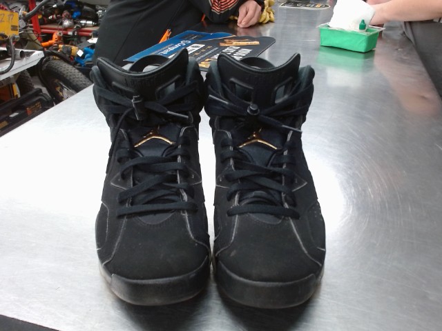 Soulier noir et or propre